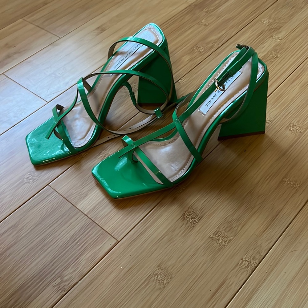 SAKS Fifth Avenue green patent geometric block heel sandals size 7.5 Brand New